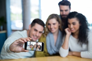 instagram-group-friends-social-media-selfie